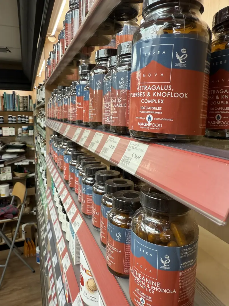 Schappen vol potten met supplementen in de winkel
