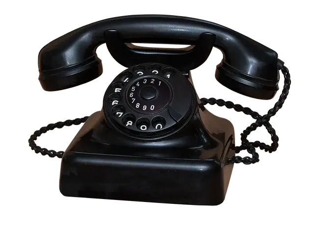 Een ouderwetse zwarte bakelieten telefoon met draaischijf